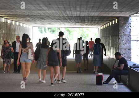 München, Deutschland. Juni 2021. Straßenmusiker in Zeiten der Coronavirus-Pandemie: In einer Münchner Unterführung spielt ein Musiker für Passanten die Klarinette. Kredit: dpa/Alamy Live Nachrichten Stockfoto