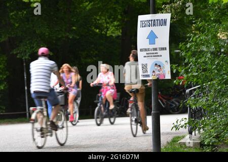 München, Deutschland. Juni 2021. Eröffnung des Outdoor-Catering in Bayern. Hinweisschild zu einem Testcenter im Biergarten des Seehauses im Englischen Garten am Kleinhesseloher See in München, Gäste, Besucher. Englischer Garten Biergarten in München, Teststation, Test, kostenlos und ohne Termin. Kredit: dpa/Alamy Live Nachrichten Stockfoto