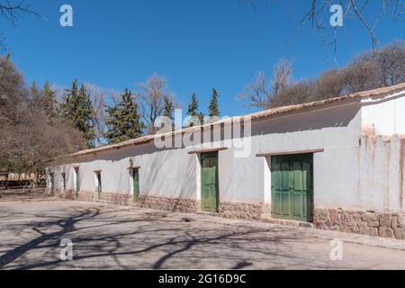 Kolonialgebäude in La Posta de los Hornillos, ein Reiterrelief aus dem Jahr 1772, heute ein historisches Museum in Tilcara, Provinz Jujuy, Argentinien Stockfoto