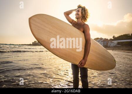 Junge Surfer, die Spaß haben, einen Surftag bei Sonnenuntergang zu genießen - Extreme Sport Lifestyle People Concept Stockfoto