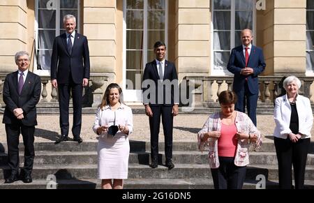 (Von links nach rechts) Italiens Finanzminister Daniele Franco, der französische Finanzminister Bruno Le Maire, die kanadische Finanzminister Chrystia Freeland, die britische Schatzkanzlerin Rishi Sunak, die geschäftsführende Direktorin des IWF Kristalina Georgieva, Deutschlands Finanzminister Olaf Scholz, die US-Finanzminister Janet Yellen, Während die Finanzminister aus allen G7-Staaten im Lancaster House in London vor dem G7-Gipfel zusammentreffen. Bilddatum: Samstag, 5. Juni 2021. Stockfoto