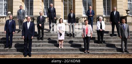 (Von links nach rechts) EU-Wirtschaftskommissar Paolo Gentiloni, Eurogruppenpräsident Paschal Donohoe, Weltbankpräsident David Malpass, Italiens Finanzminister Daniele Franco, französischer Finanzminister Bruno Le Maire, Kanadas Finanzminister Chrystia Freeland, Großbritanniens Schatzkanzler, Rishi Sunak, Geschäftsführerin des IWF Kristalina Georgieva, Der deutsche Finanzminister Olaf Scholz, die US-Finanzminister Janet Yellen, der Generalsekretär der Organisation für wirtschaftliche Zusammenarbeit und Entwicklung (OECD) Mathias Cormann, Japans Finanzminister Taro Aso, als Finanzministerin Stockfoto