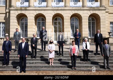 (Von links nach rechts) EU-Wirtschaftskommissar Paolo Gentiloni, Eurogruppenpräsident Paschal Donohoe, Weltbankpräsident David Malpass, Italiens Finanzminister Daniele Franco, französischer Finanzminister Bruno Le Maire, Kanadas Finanzminister Chrystia Freeland, Großbritanniens Schatzkanzler, Rishi Sunak, Geschäftsführerin des IWF Kristalina Georgieva, Der deutsche Finanzminister Olaf Scholz, die US-Finanzminister Janet Yellen, der Generalsekretär der Organisation für wirtschaftliche Zusammenarbeit und Entwicklung (OECD) Mathias Cormann, Japans Finanzminister Taro Aso, als Finanzministerin Stockfoto