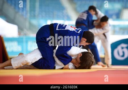 Bochum, Deutschland. Juni 2021. Judo, Ruhr Games, Qualifikation: Athleten kämpfen gegeneinander. Die 4. Ruhrspiele sind mit 5600 Athleten aus 16 Sportarten und einem umfangreichen Kulturprogramm das größte Jugendsportfest Europas. Quelle: Jonas Güttler/dpa/Alamy Live News Stockfoto