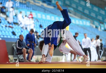 Bochum, Deutschland. Juni 2021. Judo, Ruhr Games, Qualifikation: Zwei Athleten kämpfen gegeneinander. Die 4. Ruhrspiele sind mit 5600 Athleten aus 16 Sportarten und einem umfangreichen Kulturprogramm das größte Jugendsportfest Europas. Quelle: Jonas Güttler/dpa/Alamy Live News Stockfoto