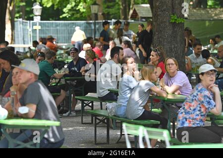 München, Deutschland. Juni 2021. Eröffnung des Outdoor-Catering in Bayern. Gut besuchter Biergarten am Chinesischen Turm im Englischen Garten in München, Gäste, Besucher. Kredit: dpa/Alamy Live Nachrichten Stockfoto