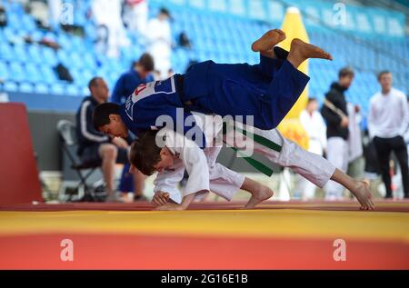 Bochum, Deutschland. Juni 2021. Judo, Ruhr Games, Qualifikation: Zwei Athleten kämpfen gegeneinander. Die 4. Ruhrspiele sind mit 5600 Athleten aus 16 Sportarten und einem umfangreichen Kulturprogramm das größte Jugendsportfest Europas. Quelle: Jonas Güttler/dpa/Alamy Live News Stockfoto