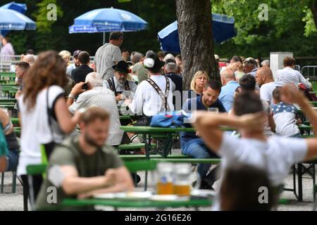 München, Deutschland. Juni 2021. Eröffnung des Outdoor-Catering in Bayern. Gut besuchter Biergarten am Chinesischen Turm im Englischen Garten in München, Gäste, Besucher. Kredit: dpa/Alamy Live Nachrichten Stockfoto