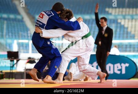 Bochum, Deutschland. Juni 2021. Judo, Ruhr Games, Qualifikation: Zwei Athleten kämpfen gegeneinander. Die 4. Ruhrspiele sind mit 5600 Athleten aus 16 Sportarten und einem umfangreichen Kulturprogramm das größte Jugendsportfest Europas. Quelle: Jonas Güttler/dpa/Alamy Live News Stockfoto