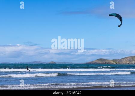 Kitesurfer am Newgale Beach im Juni. Stockfoto