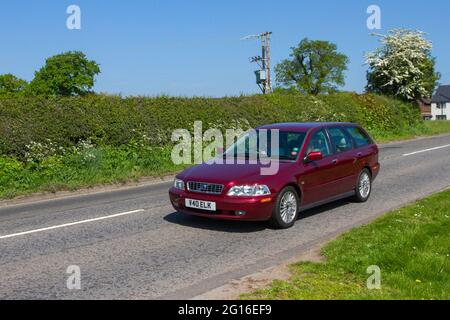 2003 roter Volvo V40 SE 1783cc Benziner auf dem Weg zur Capesthorne Hall  classic May Car Show, Ceshire, Großbritannien Stockfotografie - Alamy