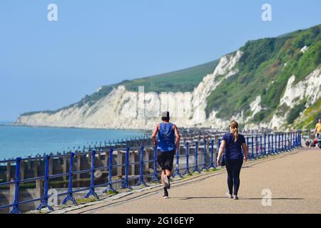 Eastbourne, Großbritannien. Juni 2021. Läufer und Spaziergänger genießen einen heißen, sonnigen Tag an der Küste von Eastbourne an der Südküste, wenn das warme Wetter zurückkehrt : Credit Simon Dack / Alamy Live News Stockfoto