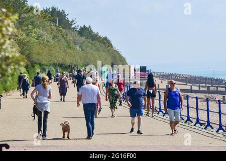 Eastbourne, Großbritannien. Juni 2021. Wanderer genießen einen heißen, sonnigen Tag an der Küste von Eastbourne an der Südküste, wenn das warme Wetter zurückkehrt : Credit Simon Dack / Alamy Live News Stockfoto