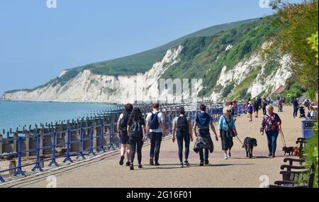 Eastbourne, Großbritannien. Juni 2021. Wanderer genießen einen heißen, sonnigen Tag an der Küste von Eastbourne an der Südküste, wenn das warme Wetter zurückkehrt : Credit Simon Dack / Alamy Live News Stockfoto