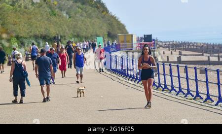 Eastbourne, Großbritannien. Juni 2021. Läufer und Spaziergänger genießen einen heißen, sonnigen Tag an der Küste von Eastbourne an der Südküste, wenn das warme Wetter zurückkehrt : Credit Simon Dack / Alamy Live News Stockfoto