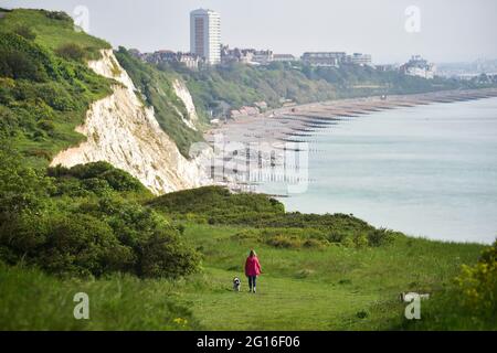 Eastbourne, Großbritannien. Juni 2021. Es ist ein schöner, heißer und sonniger Tag für einen Spaziergang entlang der Klippen in der Nähe von Eastbourne an der Südküste : Credit Simon Dack / Alamy Live News Stockfoto