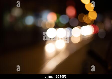 Abstrakter Hintergrund mit verschwommenen Stadtlichtern auf der Straße Stockfoto