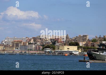 Gaeta, Italien - die Stadt und der Hafen von Caboto aus gesehen Stockfoto