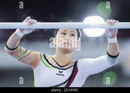 Dortmund, Deutschland. Juni 2021. Gymnastik, Apparateburnen, Westfalenhalle: Deutsche Meisterschaft, Entscheidung Single, Frauen: Kim Bui trainiert auf den unebenen Riegel. Quelle: Rolf Vennenbernd/dpa/Alamy Live News Stockfoto