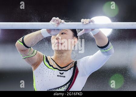 Dortmund, Deutschland. Juni 2021. Gymnastik, Apparateburnen, Westfalenhalle: Deutsche Meisterschaft, Entscheidung Single, Frauen: Kim Bui trainiert auf den unebenen Riegel. Quelle: Rolf Vennenbernd/dpa/Alamy Live News Stockfoto