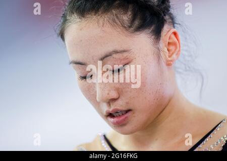 Dortmund, Deutschland. Juni 2021. Gymnastik, Apparateburnen, Westfalenhalle: Deutsche Meisterschaft, Entscheidung Single, Frauen: Kim Bui trainiert auf den unebenen Riegel. Quelle: Rolf Vennenbernd/dpa/Alamy Live News Stockfoto