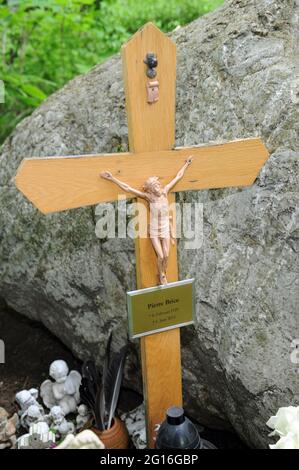 Bayern, Deutschland. Juni 2021. 04. Juni 2021, Bayern, Gräfelfing: Ein einfaches Holzkreuz steht auf dem Grab des französischen Schauspielers Pierre Brice. Am 6. Juni jährt sich zum sechsten Mal der Tod des Schauspielers von Winnetou. (An dpa: 'Witwe kümmert sich um das Grab von 'Winnetou' Pierre Brice') Foto: Ursula Düren/dpa Quelle: dpa picture Alliance/Alamy Live News Stockfoto