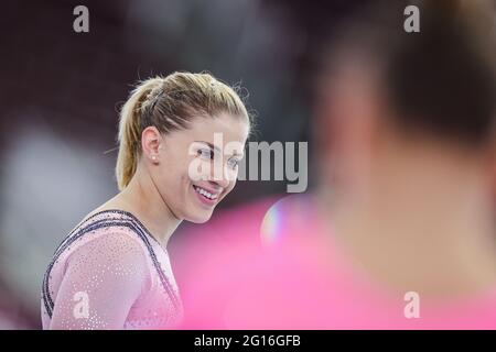 Dortmund, Deutschland. Juni 2021. Gymnastik, Apparateburnen, Westfalenhalle: Deutsche Meisterschaft, Entscheidung Single, Frauen: Elisabeth Seitz trainiert auf den unebenen Riegel. Quelle: Rolf Vennenbernd/dpa/Alamy Live News Stockfoto