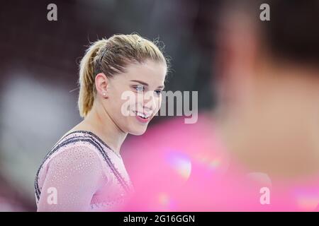 Dortmund, Deutschland. Juni 2021. Gymnastik, Apparateburnen, Westfalenhalle: Deutsche Meisterschaft, Entscheidung Single, Frauen: Elisabeth Seitz trainiert auf den unebenen Riegel. Quelle: Rolf Vennenbernd/dpa/Alamy Live News Stockfoto