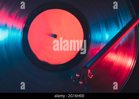 Nahaufnahme der Schallplatte, die im Nachtclub Musik spielt Stockfoto