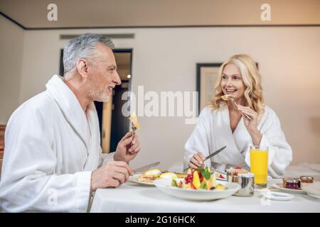 Zwei Leute, die zusammen ein gesundes, gutes Frühstück hatten Stockfoto