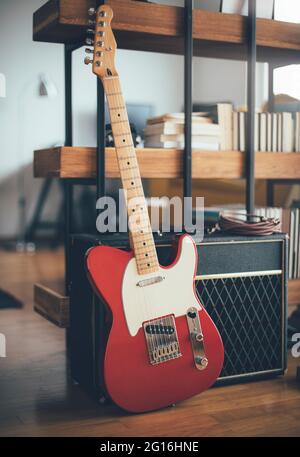 Rote E-Gitarre und klassischer Verstärker Stockfoto
