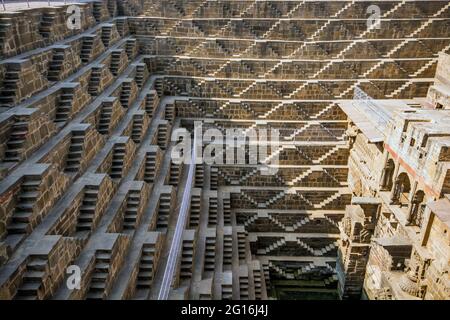 Chand Baori in Abhaneri Village in Rajasthan ist der fotogene Schritt gut von Indien. Ja, es ist älter als Taj Mahal, Khajuraho Tempel. Stockfoto