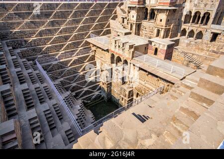 Chand Baori in Abhaneri Village in Rajasthan ist der fotogene Schritt gut von Indien. Ja, es ist älter als Taj Mahal, Khajuraho Tempel. Stockfoto