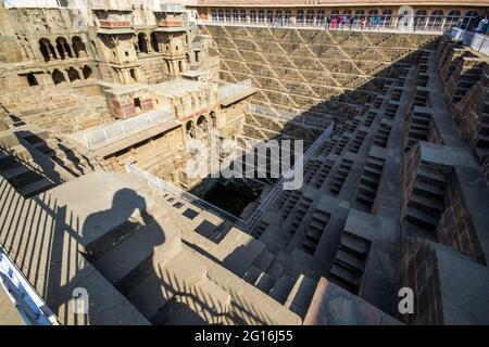 Chand Baori in Abhaneri Village in Rajasthan ist der fotogene Schritt gut von Indien. Ja, es ist älter als Taj Mahal, Khajuraho Tempel. Stockfoto