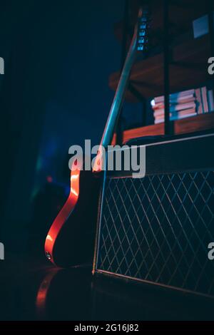 E-Gitarre und klassischer Verstärker Stockfoto