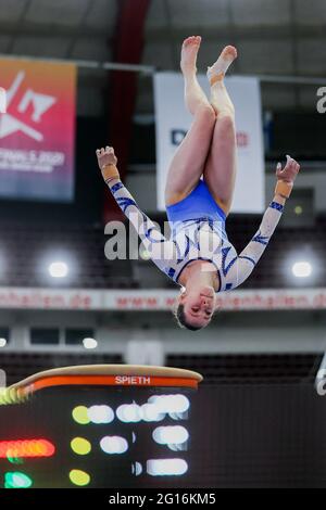 Dortmund, Deutschland. Juni 2021. Gymnastik, Apparateturnen, Westfalenhalle: Deutsche Meisterschaften, Entscheidung Single, Frauen: Sarah Voss im Einsatz am Gewölbe. Quelle: Rolf Vennenbernd/dpa/Alamy Live News Stockfoto