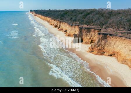 Luftaufnahme des verlassenen Strandes an einem sonnigen Tag. Meer und Ton Steilküste im Herbst. Lebediwka, Oblast Odesa, Ukraine Stockfoto