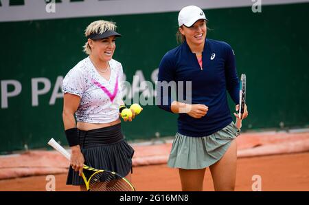 Paris, Frankreich. Juni 2021. IGA Swiatek aus Polen und Bethanie Mattek-Sands aus den Vereinigten Staaten spielen Doppel beim Roland-Garros 2021, Grand Slam Tennisturnier am 4. Juni 2021 im Roland-Garros Stadion in Paris, Frankreich - Foto Rob Prange / Spanien DPPI / DPPI / LiveMedia Kredit: Unabhängige Fotoagentur/Alamy Live News Stockfoto