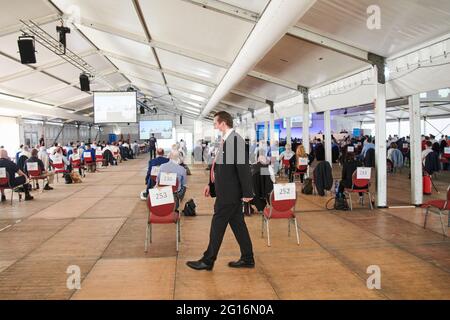 Berlin, Deutschland. Juni 2021. Andreas Wild, setzt sich in das Zelt, in dem die AfD-Parteikonferenz stattfindet. Quelle: Annette Riedl/dpa/Alamy Live News Stockfoto