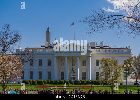 WASHINGTON DC, USA - 5. APRIL 2018 - Touristen am Zaun des Weißen Hauses in Wahsington DC. Stockfoto