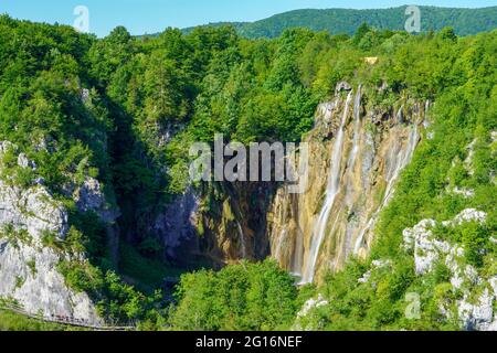 Hochwinkel - großer Wasserfall (Veliki Slap) im Nationalpark Plitvicer Seen, schöne Sommerlandschaft Stockfoto