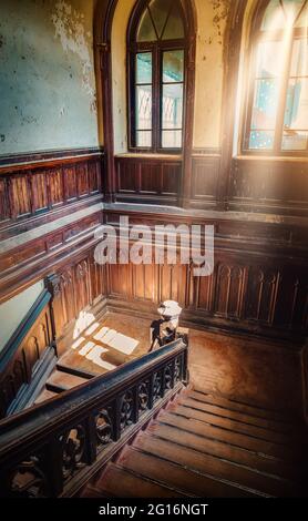 Durch die Fenster des sehr alten Zimmers leuchtete Licht Stockfoto