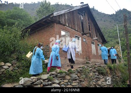 Kaschmir, Indien. Juni 2021. Gesundheitshelfer, die zu einer besonderen Impfaktion für die Landwirte am Arbeitsplatz kommen. Kredit: Majority World CIC/Alamy Live Nachrichten Stockfoto