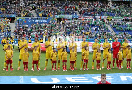 LYON, FRANKREICH - 16. JUNI 2016: Spieler der ukrainischen Fußballnationalmannschaft hören vor dem UEFA EURO 2016-Spiel gegen Nordirland im Stade de Lyon-Stadion Nationalhymne Stockfoto