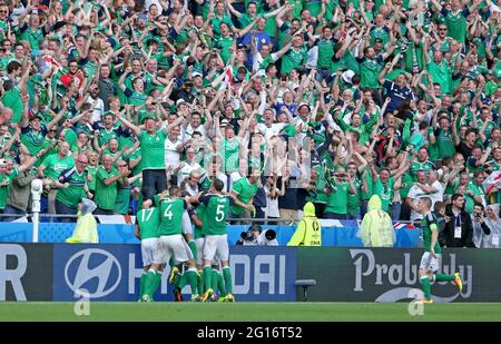 LYON, FRANKREICH - 16. JUNI 2016: Irische Fans auf Tribünen des Stade de Lyon Stadions feiern, nachdem ihre Spieler während des UEFA EURO 2016-Spiels Ukraine gegen Nordirland ein Tor erzielt haben. N.Ireland gewann 2-0 Stockfoto