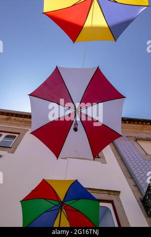 Kleine Allee mit bunten Regenschirmen Hanging - Viana do Castelo, Portugal Stockfoto