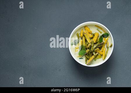 Olana  Kerala Festmahl Beilage, vegeterisches Lebensmittel mit roher Banane, lange Bohnen und Kokosmilch sehr lecker und gesundes Gericht gemacht Stockfoto