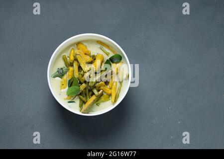 Olana  Kerala Festmahl Beilage, vegeterisches Lebensmittel mit roher Banane, lange Bohnen und Kokosmilch sehr lecker und gesundes Gericht gemacht Stockfoto