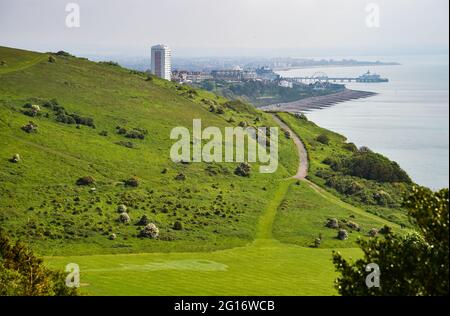 Eastbourne UK 5. Juni 2021 - EINE große Kreide-Haarnadelskulptur kann jetzt in der Nähe von Beachy Head, in Whitebrot Hollow, am Hang gesehen werden. In Zusammenarbeit mit der Towner Gallery hat die Eastbourne-Künstlerin Mariana Castillo Deball ein öffentliches Kunstwerk geschaffen, das die Grabbeigaben aus der Eisen- und Bronzezeit, die in St Anne's, Eastbourne, ausgegraben wurden, in gewaltiges Ausmaß nachbildet : Credit Simon Dack / Alamy Live News Stockfoto