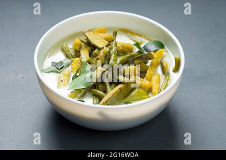 Olana  Kerala Festmahl Beilage, vegeterisches Lebensmittel mit roher Banane, lange Bohnen und Kokosmilch sehr lecker und gesundes Gericht gemacht Stockfoto